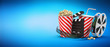 Popcorn mit Getränk, Filmstreifen, Filmrolle und Regieklappe blauer Hintergrund mit Textfreiraum 3D Rendering