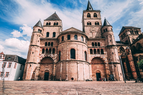 Foto romanischer Dom in der Altstadt von Trier