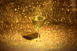 Kieliszek z szampanem na złotym błyszczącym tle.