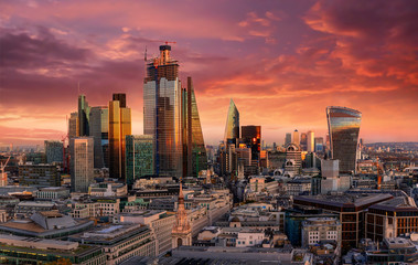 Wall Mural - Der Finanzbezirk City von London mit den Banken und Wolkenkratzern bei einem roten Sonnenuntergang, Großbritannien