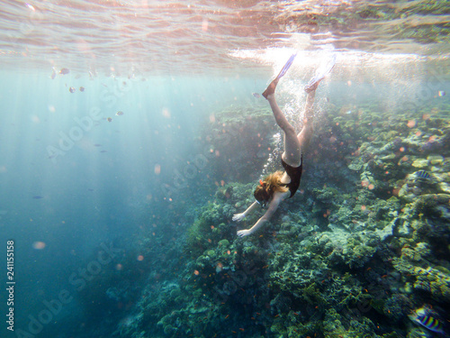 Plakat ludzie z Morza Czerwonego pływają pod wodą