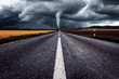 Tornado bildet sich mitten auf der Straße, Naturkatastrophe zerstört die Felder