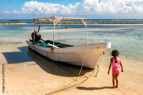 Plakat Dziewczyna i łódź na plażowym Karaiby