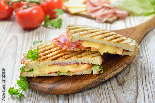 Fotomural Getoastetes und im Kontaktgrill gepresstes italienisches Panini mit Schinken, Kä