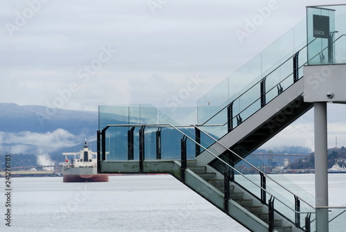 Fotografía Ferry in Coal Harbor near Sea Wall waterfront in West Vancouver