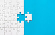 © Monster Ztudio - White jigsaw puzzle on blue background. Team business success partnership or teamwork.