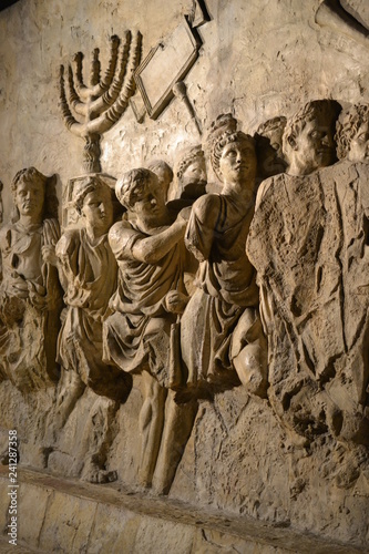 Fotografía Wall relief on arch of titus depicting Menorah taken from temple in Jerusalem in