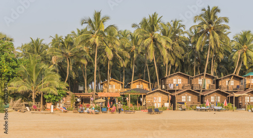 Plakat Nabrzeżne budy wzdłuż Agonda plaży w Południowym Goa, India