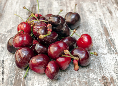 Fotografía Cherries surrounded by rustic background