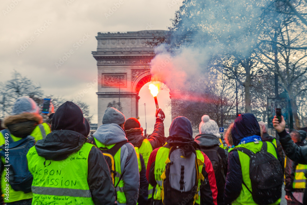 Fumigène Arc de Triomphe manifestation gilets jaunes - obrazy, fototapety, plakaty 