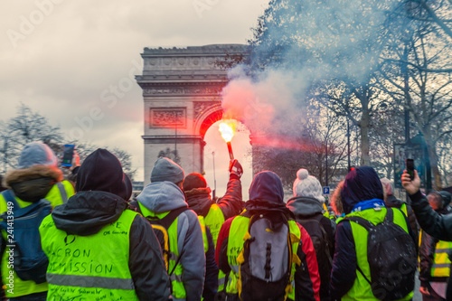 Obraz na plátně Fumigène Arc de Triomphe manifestation gilets jaunes