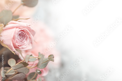 Dekoracja na wymiar  bukiet-kwiatow-z-bliska-dekoracja-wykonana-z-roz-i-roslin-ozdobnych-miejsce-na-tekst