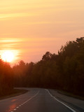 Fototapeta Zachód słońca - Coucher de soleil sur la route en automne 