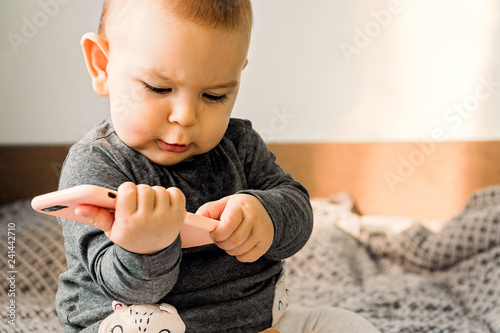 Fotomural baby hold phone sitter toddler indoors early technical development genz