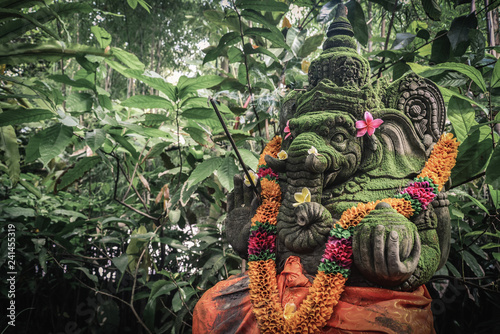 Fotografía Stone Ganesha statue with the incense sticks