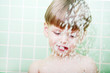 Ein kleiner Junge duscht
