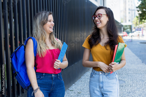 Junge Hübsche Studentinnen Junge Hübsche Studentinnen