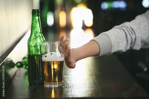 Fotomural Young woman refusing to drink alcohol in bar