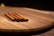 Przyprawy korzenne na drewnianym kuchennym blacie.