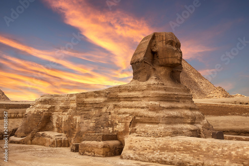 Plakat Sfinks w kompleksie piramid w Gizie o zachodzie słońca
