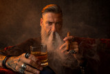 Portrait eines attraktiven Geschäftsmannes mit einer Zigarre und einem Glas Whiskey und viel Rauch vor dunklem Hintergrund	