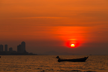 The background of the twilight light by the sea, the sun goes back to the horizon. , Is a beautiful natural atmosphere Seen during travel and travel 