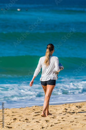Femme Sur La Plage De Hossegor Landes Nouvelle Aquitaine France