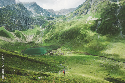 Obrazy Kaukaz  letnie-wakacje-czlowiek-podroznik-turystyka-przygoda-podrozna-aktywny-styl-zycia-na-zewnatrz-jezioro-i-gory-pustynia-natura