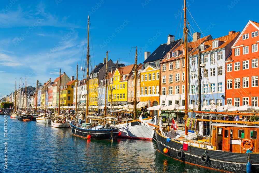 Nyhavn in Copenhagen, Denmark on a sunny day - obrazy, fototapety, plakaty 