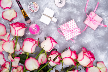 Canvas Print - Floral frame composition with roses and gift box on stone background. Flat lay, top view. Valentines day