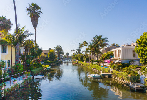 Foto old canals of Venice, build by Abbot Kinney in California, beautiful living area with boats and residential houses