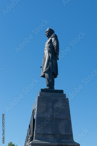 Fotografia Nakhimov monument in the Central square of the city against the blue sky