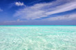 Türkises, tropisches Meer unter tiefblauem Himmel als Hintergrund