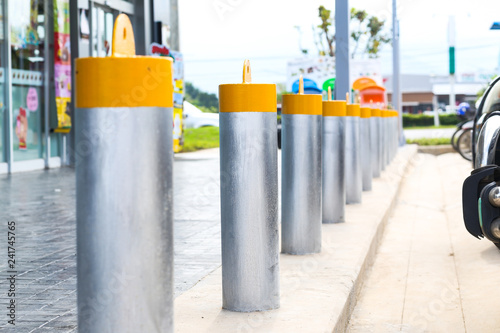 Fotografía Stainless steel bollard barriers in front a shop prevent people for security
