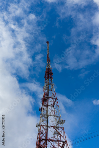 Fotografia Antenna tower with blue sky and cloud background.