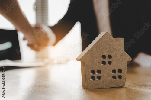 Fotografía real estate broker manager hand shake to customer after signing contract for buy