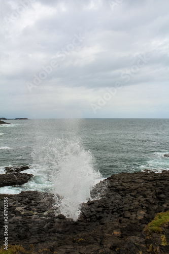 Fotografia, Obraz Little blowhole in the picturesque village of Kiama near Jervis Bay on a moody s