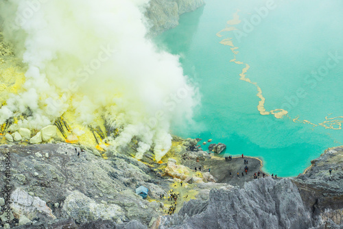 Plakat Kwasowy jezioro i siarka opróznia od krateru Kawah Ijen wulkan w Jawa wyspie Indonezja.