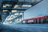 LKW fährt in einem Tunnel