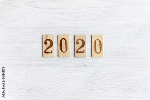 Fotografia 2020 number on wooden plates lying on a light wooden surface top view