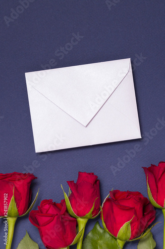 Fotografía Valentines day message background,seamless blue background with red roses, note,