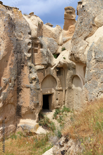 Fotografering The inconspicuous entrance to the old ancient cave temple in the mountain valley