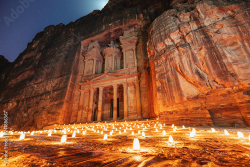 Photographie Petra by night, Treasury ancient architecture in canyon, Petra in Jordan