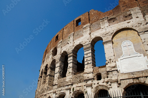 Foto photo of part of the Colosseum, Rome, Italy, summer