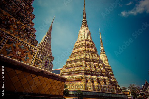Foto wat Pho themple in Bangkok, Thailand on sunny day outdoors.