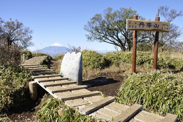  富士山と日本百名山の丹沢山の山頂