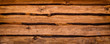 Bretterwand aus Holzbohlen