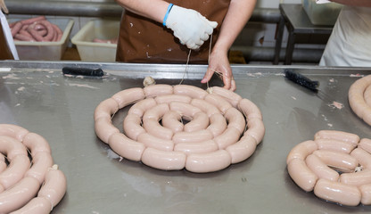 Manual binding of raw sausages