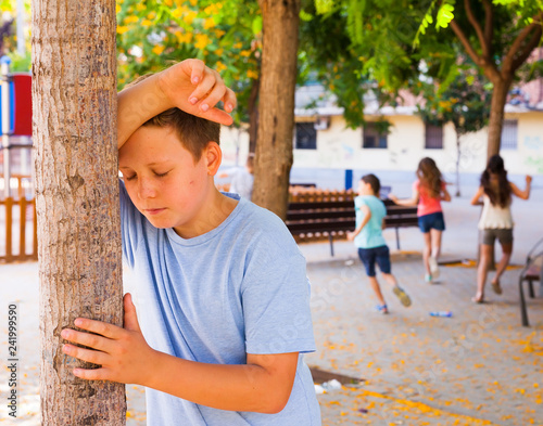 Fotomural playing hide and seek. boy closed eyes his hands