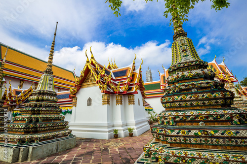 Foto Pagoda buddha temple at Wat pho one of attraction sightseeing in morning with bl